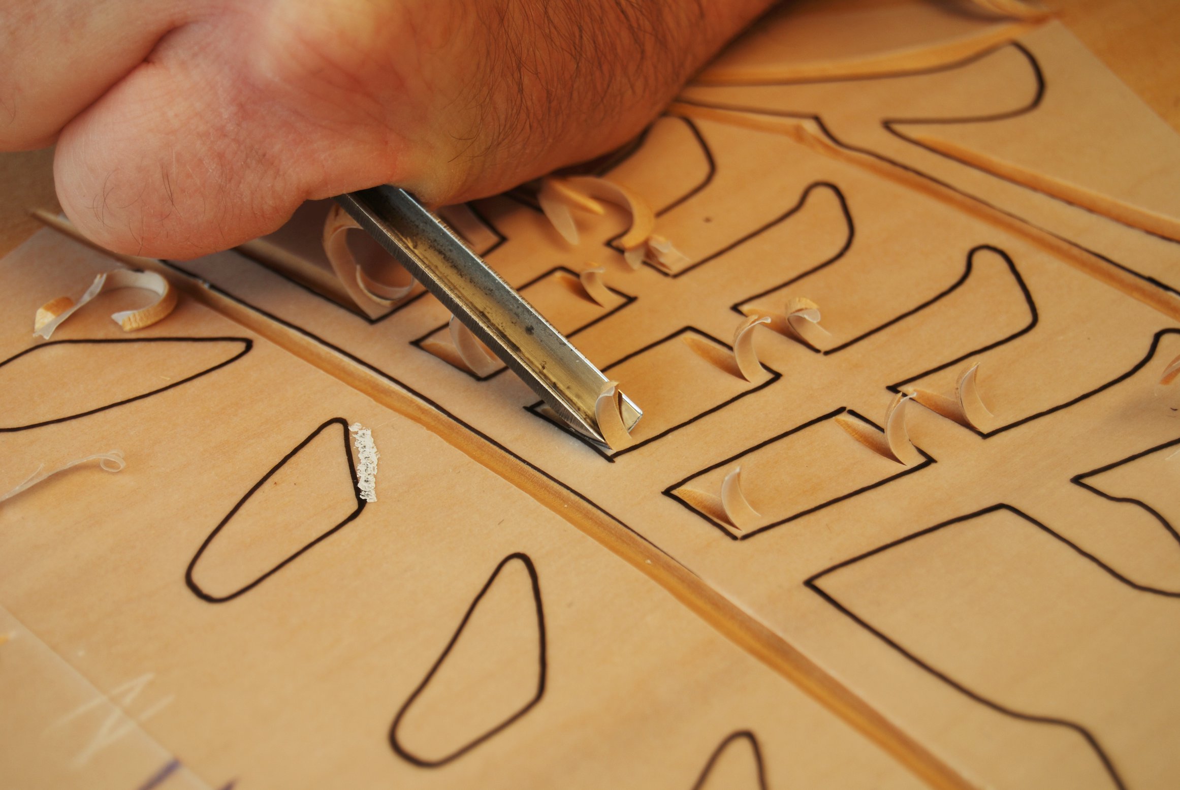 Kỹ thuật khắc trên gỗ căn bản là điều đầu tiên mà những người mới học khắc gỗ cần phải nắm vững. Với sự tập trung và kiên trì, bạn sẽ có thể tạo ra những tác phẩm độc đáo và tuyệt vời. Hãy cùng khám phá kỹ thuật khắc trên gỗ căn bản để thấy được sự tiềm năng và sáng tạo không giới hạn.